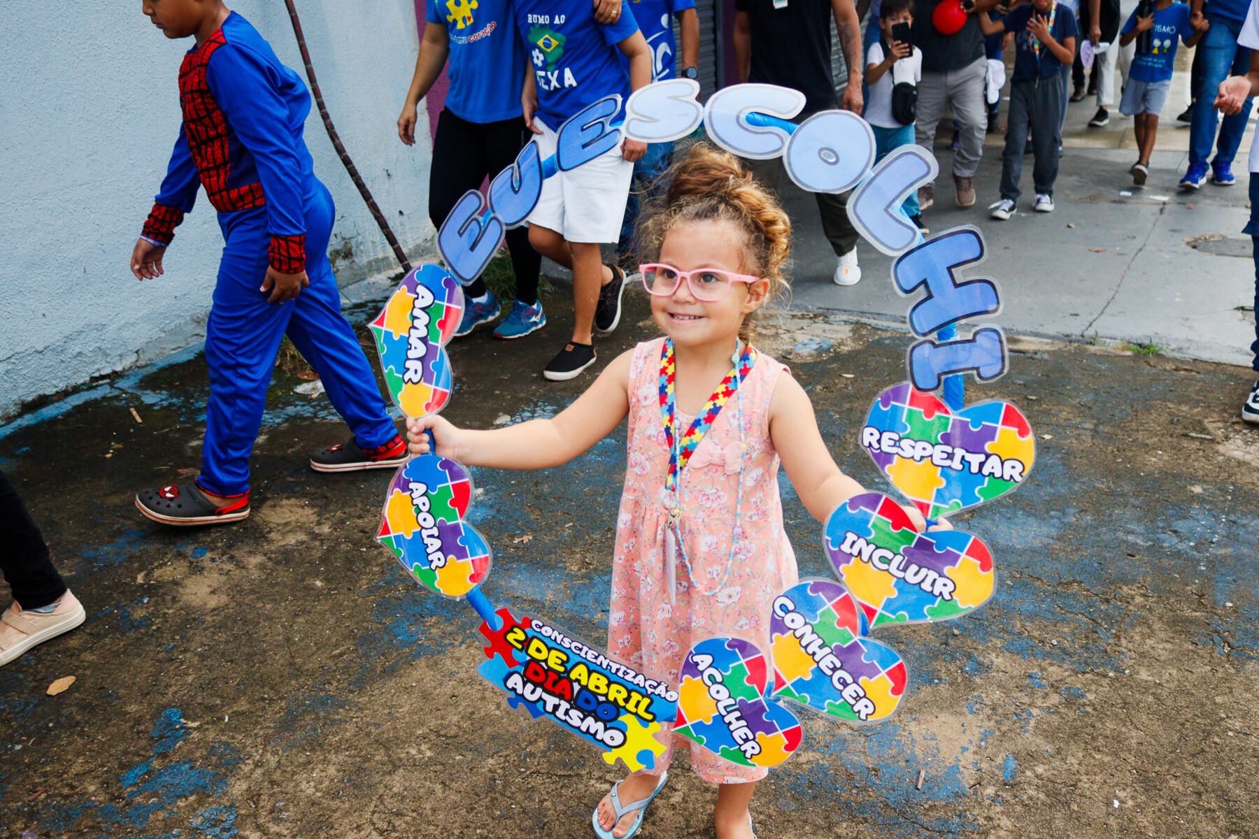 A ação faz alusão ao Dia Mundial de Conscientização do Autismo, celebrado em 2 de abril, e ao Dia Internacional da Síndrome de Dow.jpg